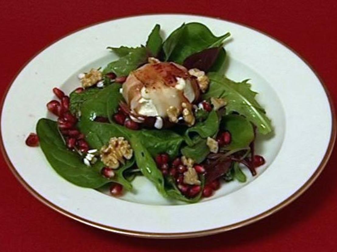 Wildkräutersalat mit Granatapfelkernen und Walnüssen Falk Willy Wild ... Wildkräutersalat mit Granatapfelkernen und Walnüssen Falk Willy Wild ...