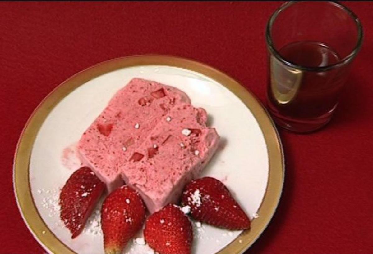 ZU1001 1:12 Eis mit Erdbeeren und Schlagobers im Eiskelch Preis pro Stück 