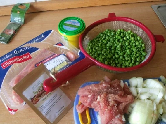 Rezept: SCHNITZELGESCHNETZELTES MIT ZWIEBELN UND ERBSEN mit KRÄUTERKARTOFFELSTAMPF Bild Nr. 2 SCHNITZELGESCHNETZELTES MIT ZWIEBELN UND ERBSEN mit KRÄUTERKARTOFFELSTAMPF - Rezept - Bild Nr. 2