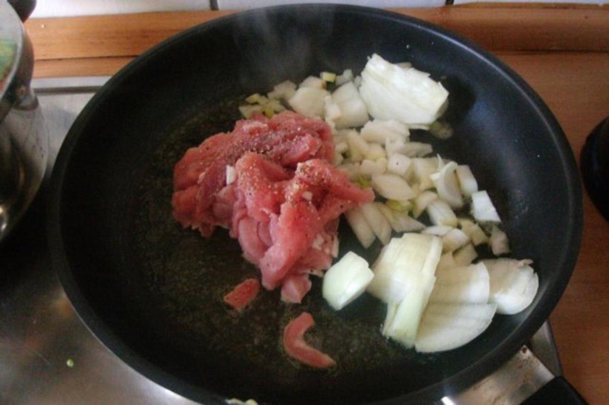 SCHNITZELGESCHNETZELTES MIT ZWIEBELN UND ERBSEN mit KRÄUTERKARTOFFELSTAMPF - Rezept - Bild Nr. 3