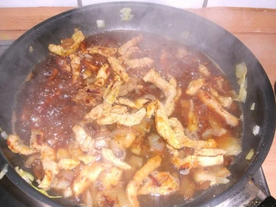 Rezept: SCHNITZELGESCHNETZELTES MIT ZWIEBELN UND ERBSEN mit KRÄUTERKARTOFFELSTAMPF Bild Nr. 4 SCHNITZELGESCHNETZELTES MIT ZWIEBELN UND ERBSEN mit KRÄUTERKARTOFFELSTAMPF - Rezept - Bild Nr. 4