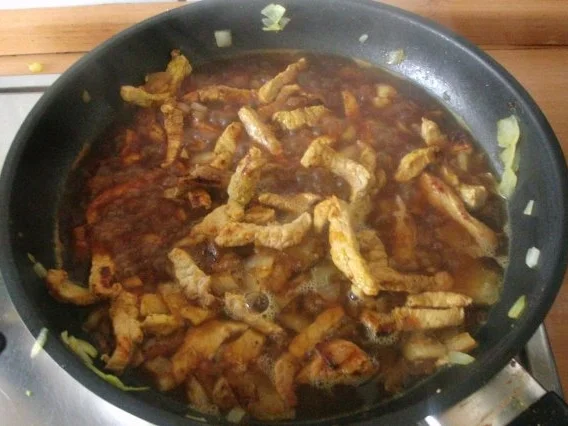 Rezept: SCHNITZELGESCHNETZELTES MIT ZWIEBELN UND ERBSEN mit KRÄUTERKARTOFFELSTAMPF Bild Nr. 5 SCHNITZELGESCHNETZELTES MIT ZWIEBELN UND ERBSEN mit KRÄUTERKARTOFFELSTAMPF - Rezept - Bild Nr. 5