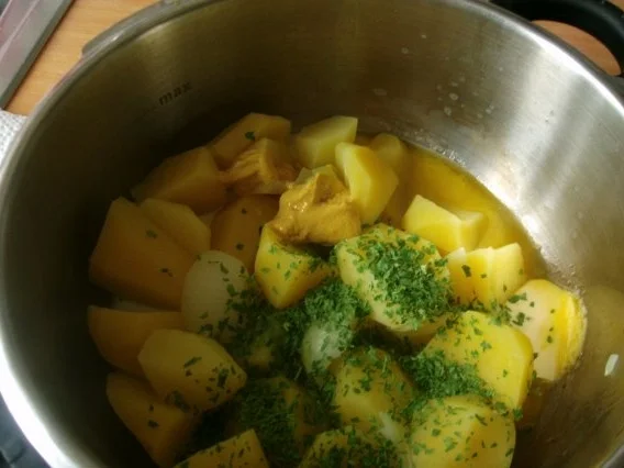 Rezept: SCHNITZELGESCHNETZELTES MIT ZWIEBELN UND ERBSEN mit KRÄUTERKARTOFFELSTAMPF Bild Nr. 6 SCHNITZELGESCHNETZELTES MIT ZWIEBELN UND ERBSEN mit KRÄUTERKARTOFFELSTAMPF - Rezept - Bild Nr. 6