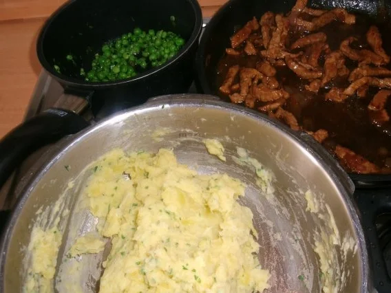 Rezept: SCHNITZELGESCHNETZELTES MIT ZWIEBELN UND ERBSEN mit KRÄUTERKARTOFFELSTAMPF Bild Nr. 7 SCHNITZELGESCHNETZELTES MIT ZWIEBELN UND ERBSEN mit KRÄUTERKARTOFFELSTAMPF - Rezept - Bild Nr. 7