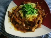 SCHNITZELGESCHNETZELTES MIT ZWIEBELN UND ERBSEN mit KRÄUTERKARTOFFELSTAMPF - Rezept