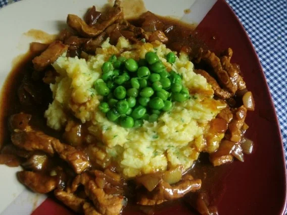 Rezept: SCHNITZELGESCHNETZELTES MIT ZWIEBELN UND ERBSEN mit KRÄUTERKARTOFFELSTAMPF Bild Nr. 9 SCHNITZELGESCHNETZELTES MIT ZWIEBELN UND ERBSEN mit KRÄUTERKARTOFFELSTAMPF - Rezept - Bild Nr. 9