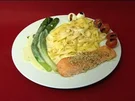 Bandnudeln mit gebratenem Lachs, Zitronen-Dillsoße und Spargel (Sarina Nowak) - Rezept