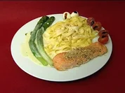 Bandnudeln mit gebratenem Lachs, Zitronen-Dillsoße und Spargel (Sarina Nowak) - Rezept