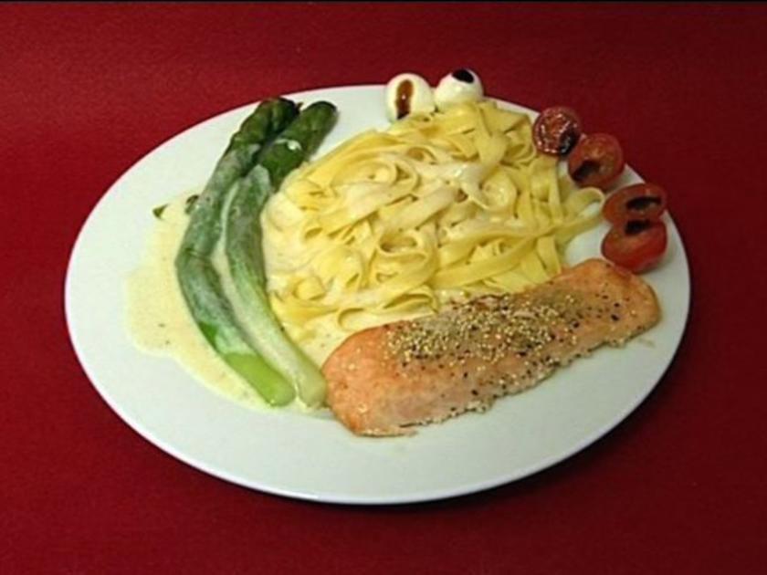 Bandnudeln Mit Gebratenem Lachs, Zitronen-Dillsoße Und Spargel (Sarina ...