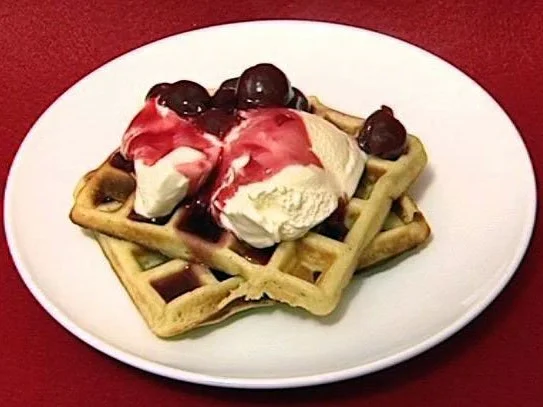 Waffeln mit Vanilleeis und heißen Kirschen (Sarina Nowak) - Rezept