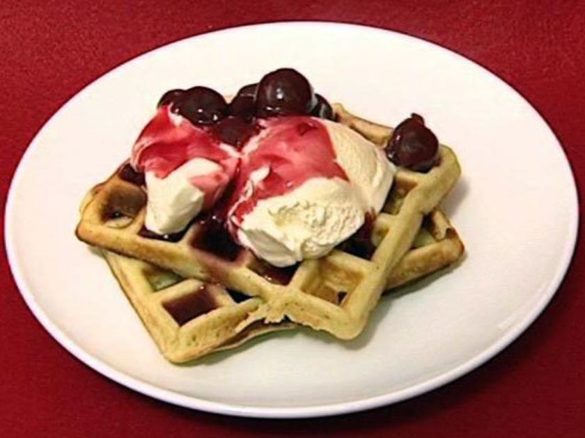 Waffeln mit Vanilleeis und heißen Kirschen (Sarina Nowak) - Rezept ...