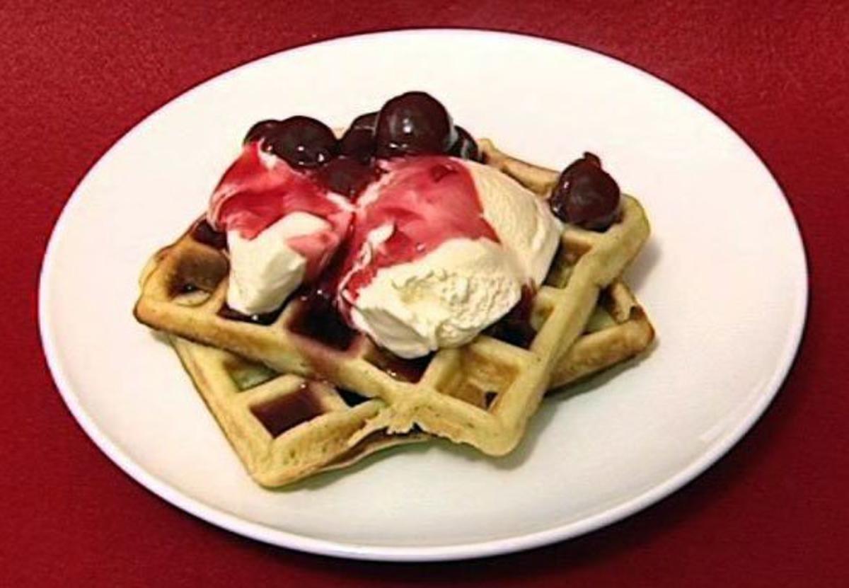 Bilder für Waffeln mit Vanilleeis und heißen Kirschen (Sarina Nowak) - Rezept