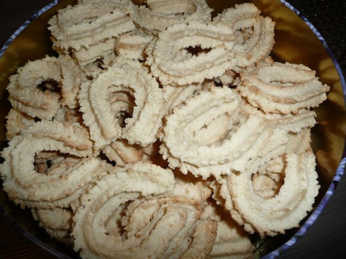 Spritzgebäck in 2 Versionen Kokos oder Walnuss - einfach - 723 kcal/100g