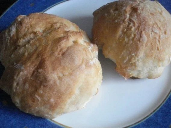 Einfache Weizenbrötchen, auch kühl noch lecker - Rezept