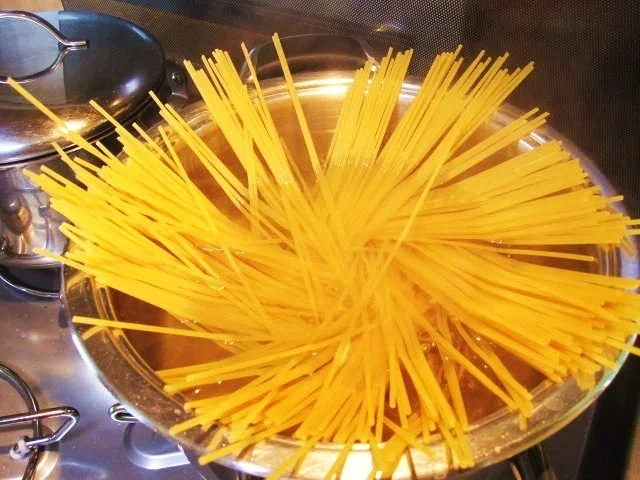 Rezept: Nudeln mit Putenfleisch in feuriger Tomatensoße Bild Nr. 2 Nudeln mit Putenfleisch in feuriger Tomatensoße - Rezept - Bild Nr. 2