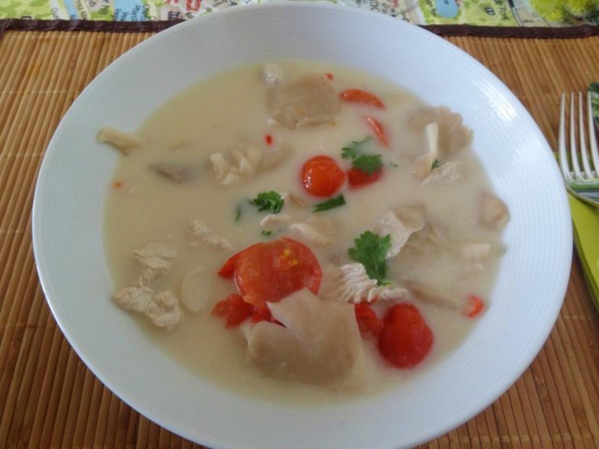 Tom Kha Gai – Hühnersuppe würziger Kokosmilch auf thailändische Art ...