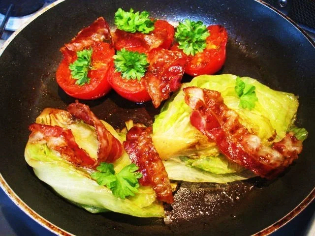 Tomaten mit Salat ... - Rezept