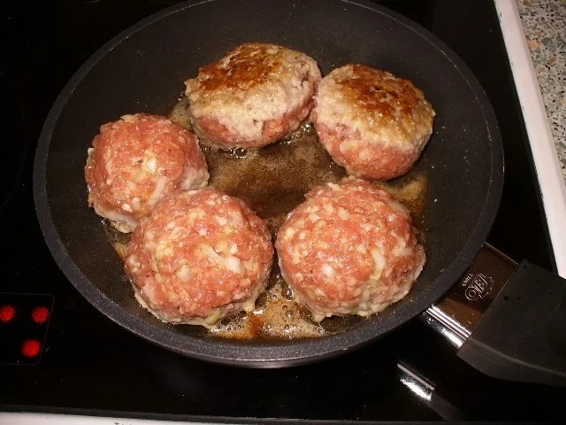 Schweinehackbällchen mit grünen Bohnen unter einem Schinkenspeckmantel - Rezept - Bild Nr. 6