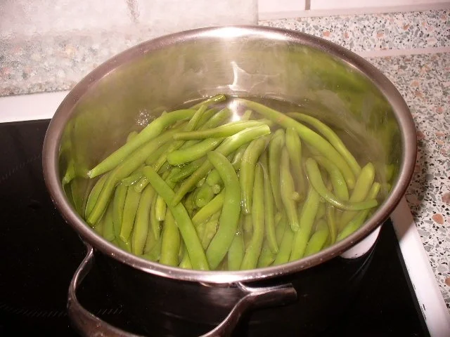 Schweinehackbällchen mit grünen Bohnen unter einem Schinkenspeckmantel - Rezept - Bild Nr. 9