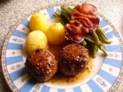 Schweinehackbällchen mit grünen Bohnen unter einem Schinkenspeckmantel - Rezept