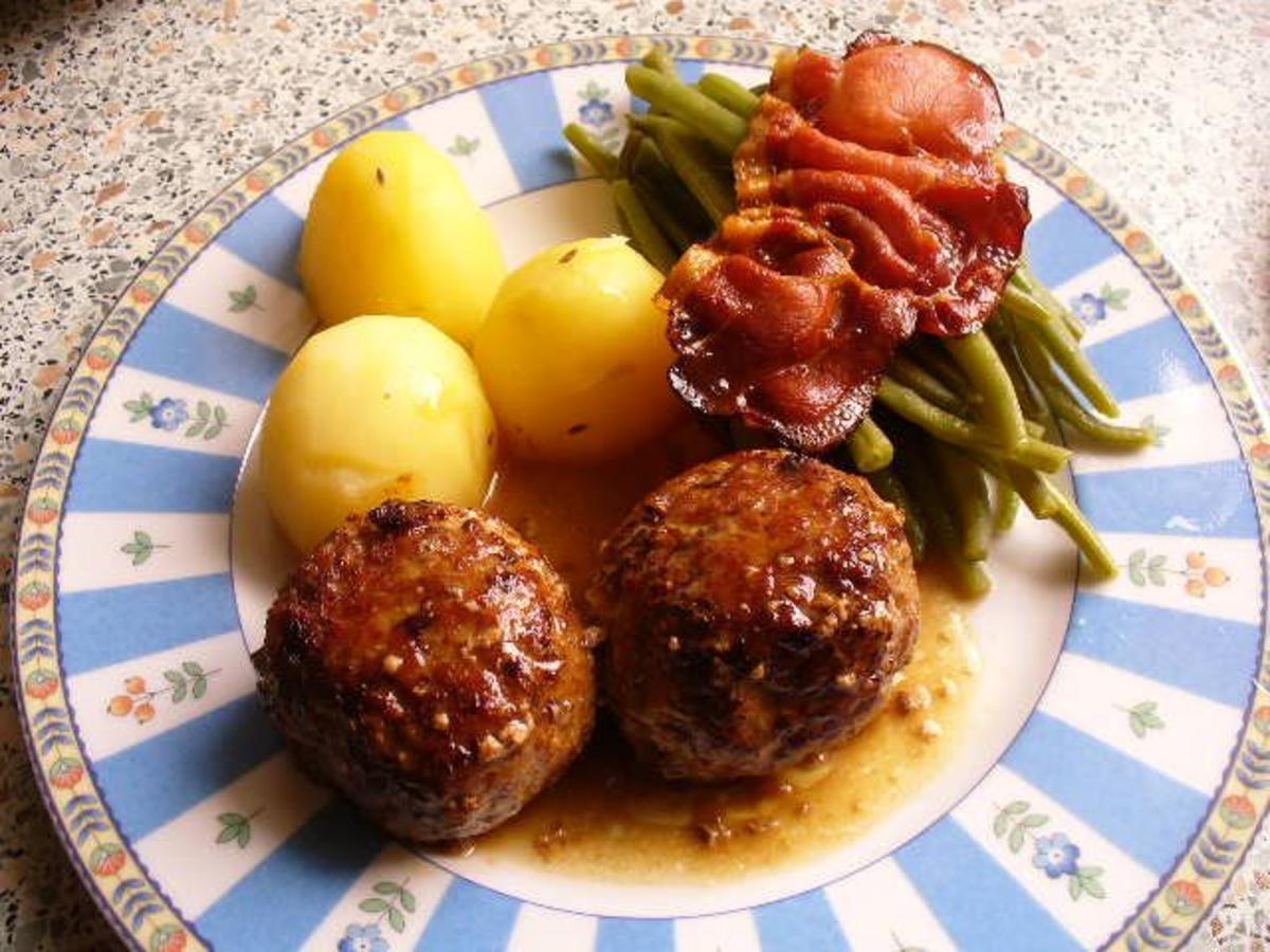 Schweinehackbällchen mit grünen Bohnen unter einem Schinkenspeckmantel
- Rezept von Dietz