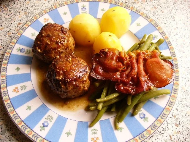 Schweinehackbällchen mit grünen Bohnen unter einem Schinkenspeckmantel - Rezept - Bild Nr. 12