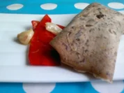 Vanillelachs im Crêpes mit schwarzen Oliven und rotem Spitzpaprika - Rezept