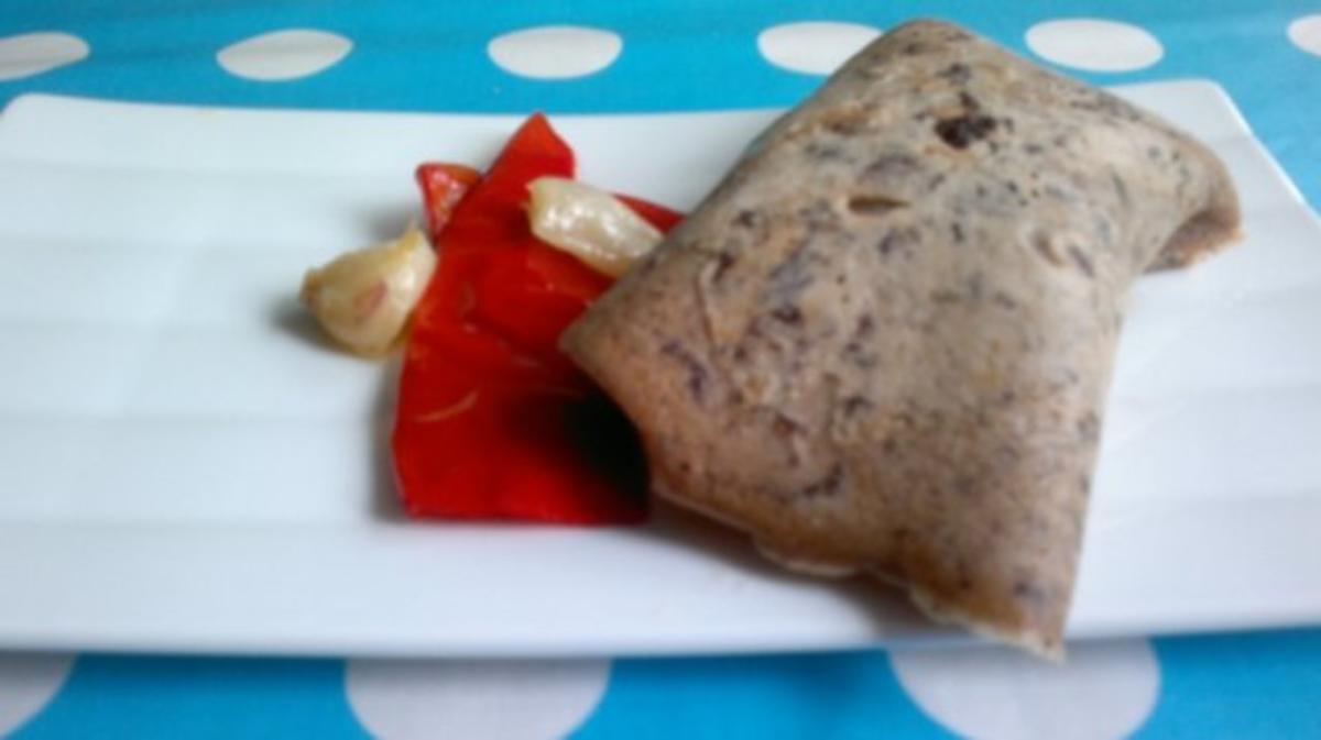 Bilder für Vanillelachs im Crêpes mit schwarzen Oliven und rotem Spitzpaprika - Rezept