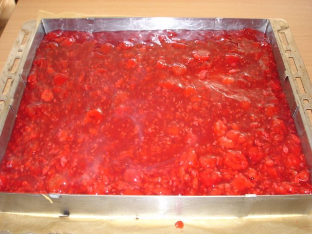 Himbeer-Kekskuchen mit Zitronenguß - Rezept - kochbar.de