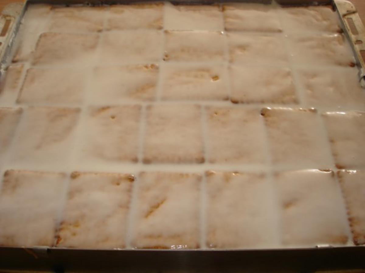 Himbeer-Kekskuchen mit Zitronenguß - Rezept - kochbar.de
