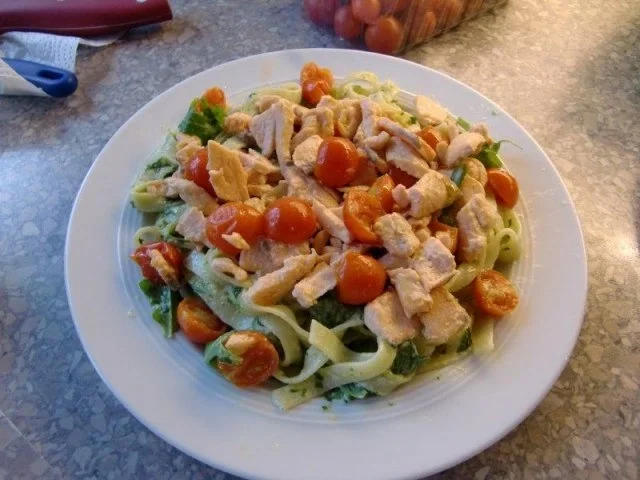 Rezept: Tagliatelle mit Pesto & geräucherten Lachs Tagliatelle mit Pesto & geräucherten Lachs - Rezept