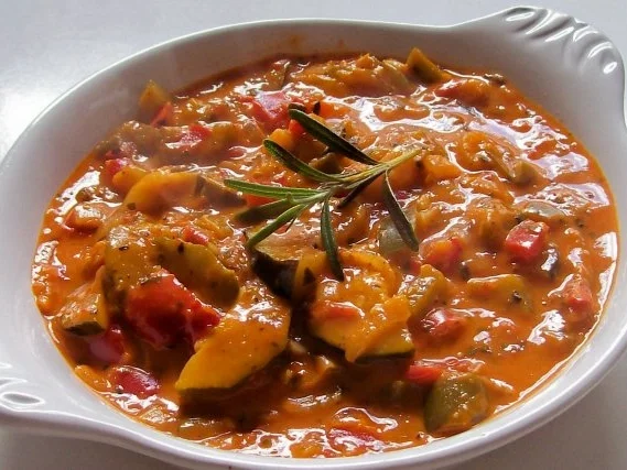 Rezept: Beilagen: Cremig-scharfes Paprika-Zucchini-Gemüse Beilagen: Cremig-scharfes Paprika-Zucchini-Gemüse - Rezept