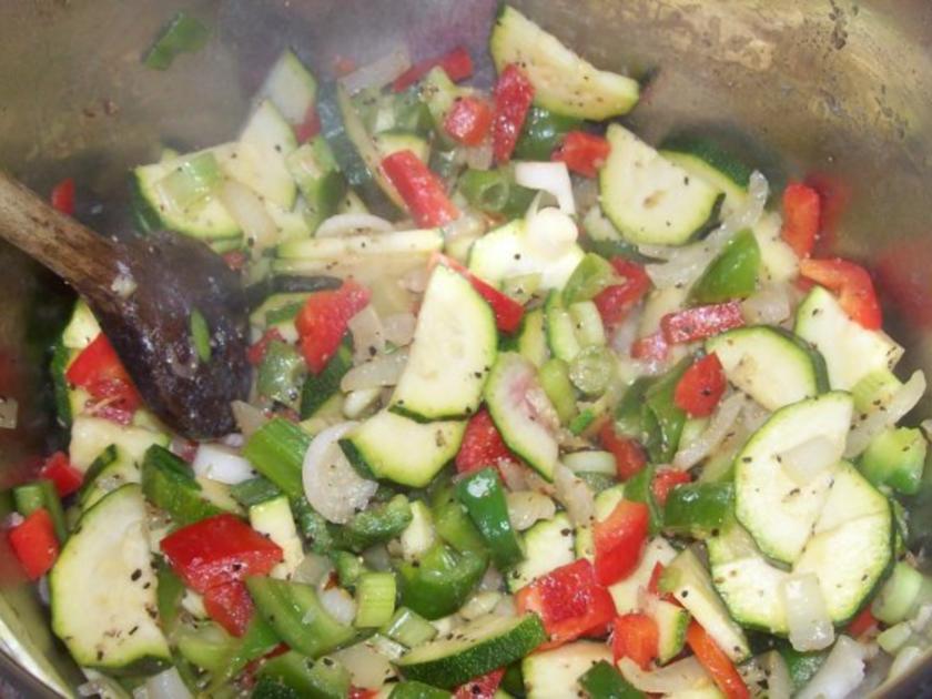 Beilagen: Cremig-scharfes Paprika-Zucchini-Gemüse - Rezept - kochbar.de