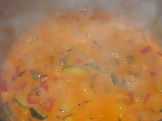 Rezept: Beilagen: Cremig-scharfes Paprika-Zucchini-Gemüse Bild Nr. 6 Beilagen: Cremig-scharfes Paprika-Zucchini-Gemüse - Rezept - Bild Nr. 6
