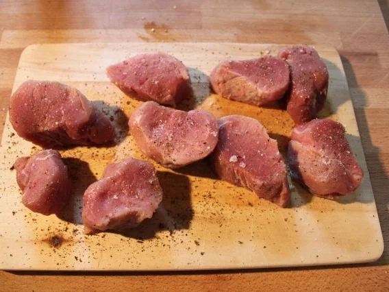 Rezept: Schweinefilet mit Tomate, Mozzarella, Basilikum Bild Nr. 2 Schweinefilet mit Tomate, Mozzarella, Basilikum - Rezept - Bild Nr. 2