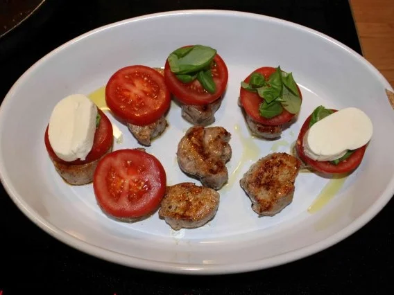 Rezept: Schweinefilet mit Tomate, Mozzarella, Basilikum Bild Nr. 5 Schweinefilet mit Tomate, Mozzarella, Basilikum - Rezept - Bild Nr. 5