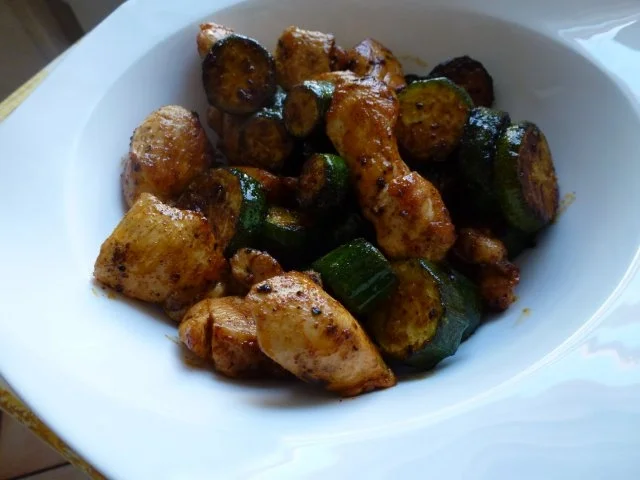 Junge Zucchini mit Hähnchenbrustfilet - Rezept
