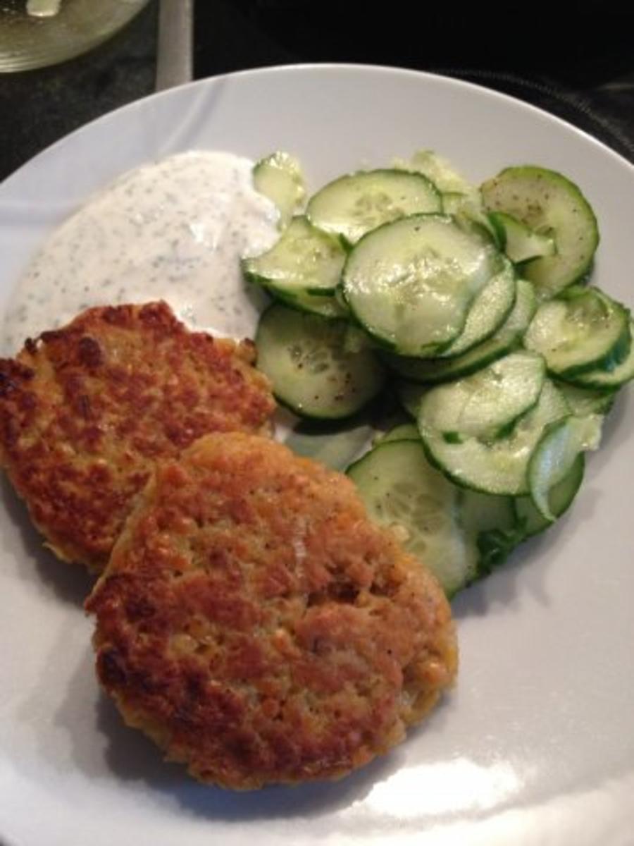Linsen-Bratlinge mit Gurkensalat - Rezept - kochbar.de