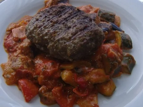 Rezept: Plescavica mit cremiger Ratatouille Plescavica mit cremiger Ratatouille - Rezept