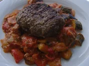 Rezept: Plescavica mit cremiger Ratatouille Plescavica mit cremiger Ratatouille - Rezept