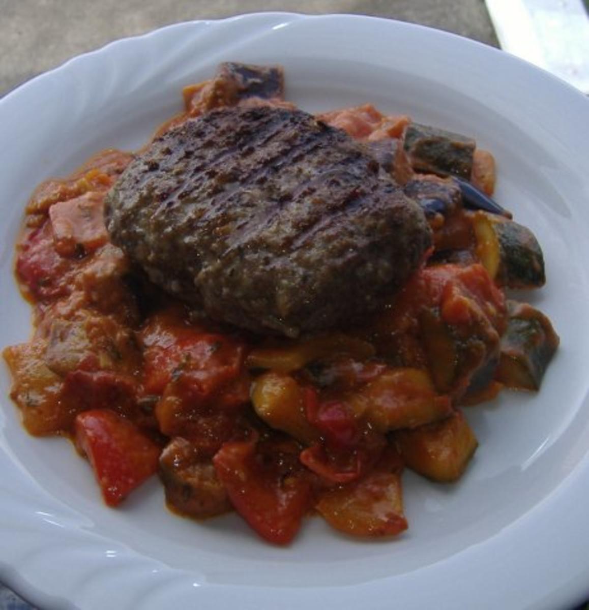 Bilder für Plescavica mit cremiger Ratatouille - Rezept