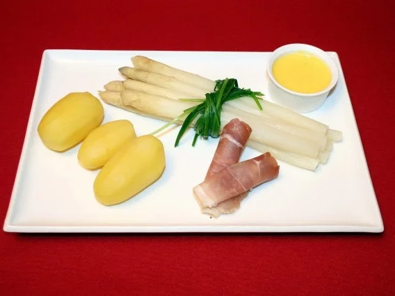 Rezept: Stangenspargel mit Kartoffeln, dazu Norderneyer Meersalz-Schinken Stangenspargel mit Kartoffeln, dazu Norderneyer Meersalz-Schinken - Rezept