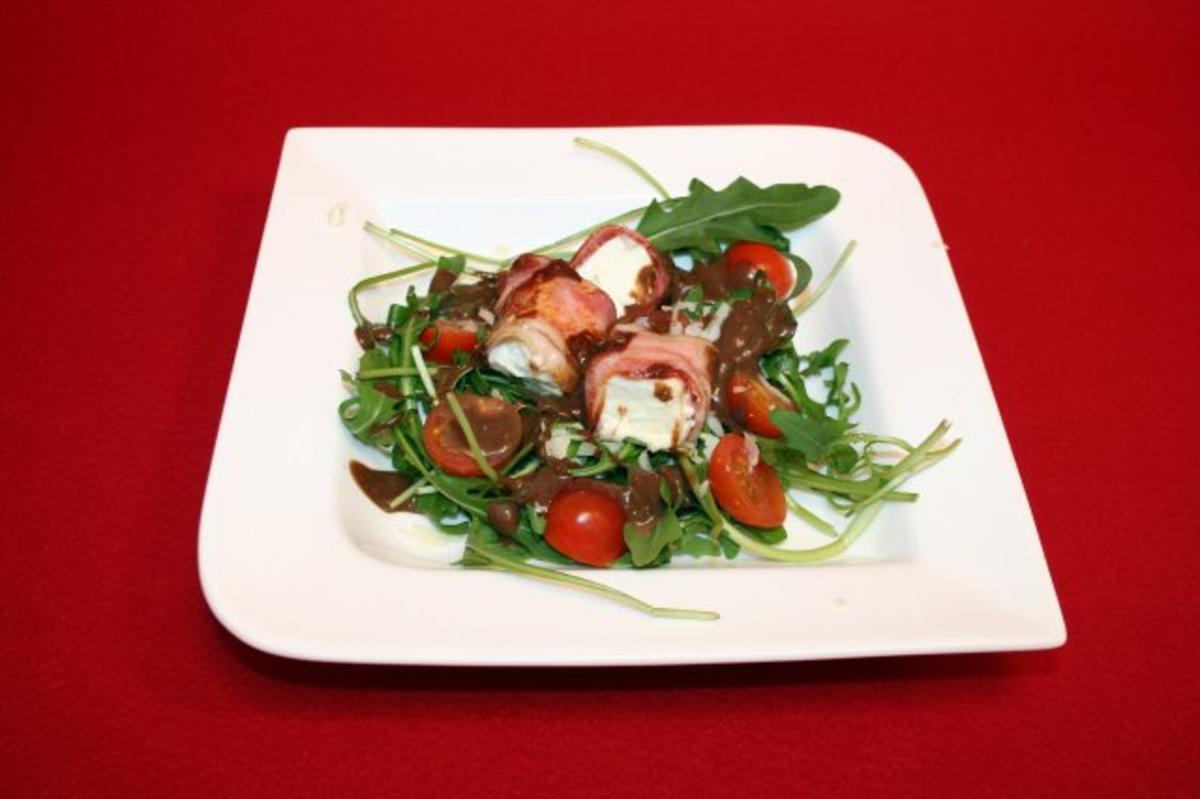 Bacon-Feta-Röllchen auf Rucola mit Tomaten-Parmesan-Balsamico-Dressing ...