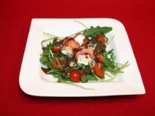 Bacon-Feta-Röllchen auf Rucola mit Tomaten-Parmesan-Balsamico-Dressing - Rezept