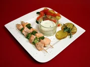 Gegrillte Lachsspieße mit Grillkartoffeln und gedünstetem Gemüse - Rezept