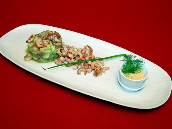 Cocktail aus marinierten Nordseekrabben mit Avocado, roter Zwiebel und Gürkchen - Rezept