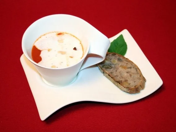 Rezept: Flambierte Tomatensuppe mit Gin Flambierte Tomatensuppe mit Gin - Rezept