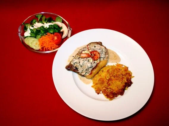 Rezept: Rumpsteaks mit Krabben, Rösti und Salat Rumpsteaks mit Krabben, Rösti und Salat - Rezept