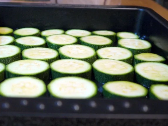 Blätterteigtarte mit bunten Tomaten und Pesto aus confierter Zucchini - Rezept - Bild Nr. 2