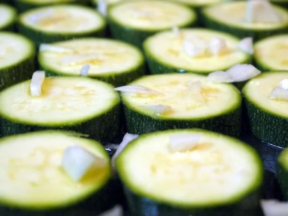 Blätterteigtarte mit bunten Tomaten und Pesto aus confierter Zucchini - Rezept - Bild Nr. 3